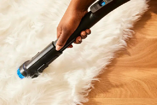 Cần cẩn thận khi sử dụng hóa chất tẩy rửa để làm sạch thảm lông. Cần cẩn thận khi sử dụng hóa chất tẩy rửa để làm sạch thảm lông.