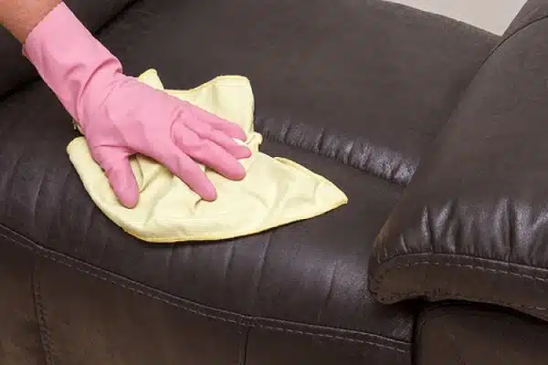 Cách phủ chất dưỡng để phục hồi ghế da sofa