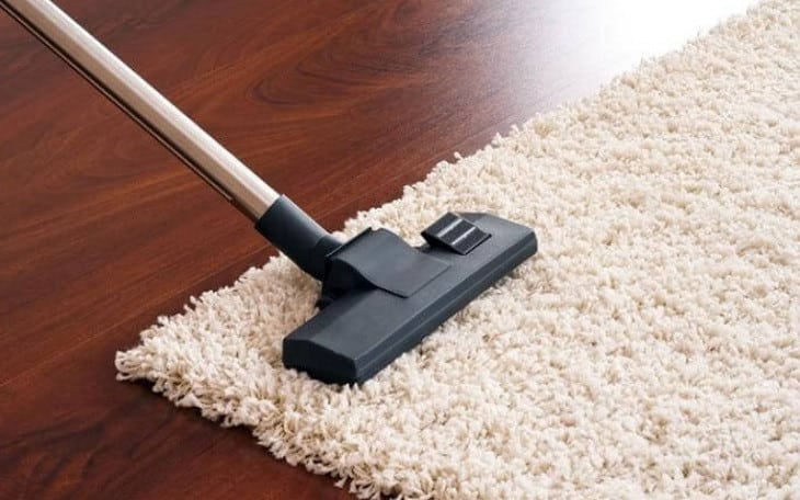 Dùng máy hút bụi loại bỏ bụi bẩn