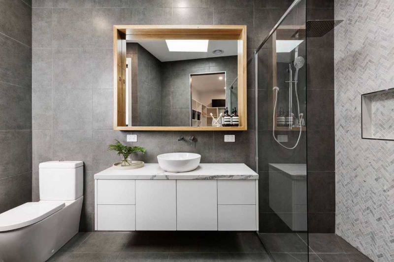 Nhà vệ sinh thường có mùi khó chịu nên cần được làm sạch cẩn thận
