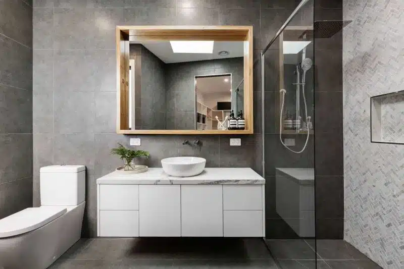 Nhà vệ sinh thường có mùi khó chịu nên cần được làm sạch cẩn thận