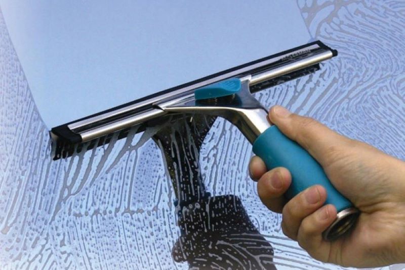Khi vệ sinh cửa kính và cầu thang bạn nên sử dụng dung dịch chuyên dụng