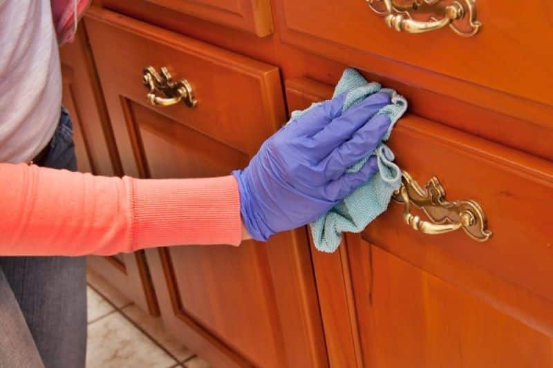 Đồ nội thất cũng dễ bị bám bẩn nên cần được làm sạch