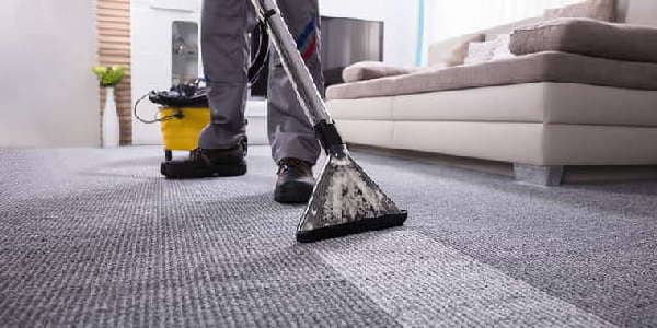 Hút bụi thảm văn phòng là một công đoạn quan trọng để duy trì sự sạch sẽ