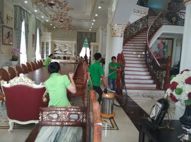 Chuẩn bị trước khi vệ sinh cầu thang.