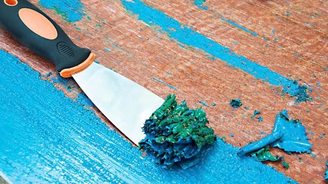 Cạo vết sơn bằng miếng nhựa