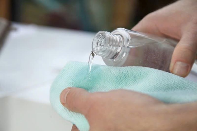 Cách tẩy sơn trên sàn nhà bằng rượu