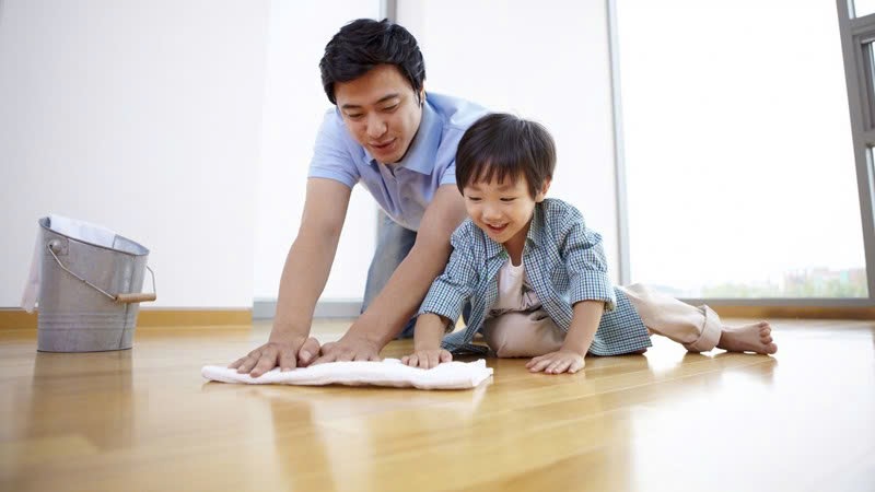 Tẩy sơn dính trên sàn nhà với nước nóng