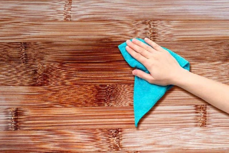 Dùng dung môi tẩy sơn trên sàn nhà