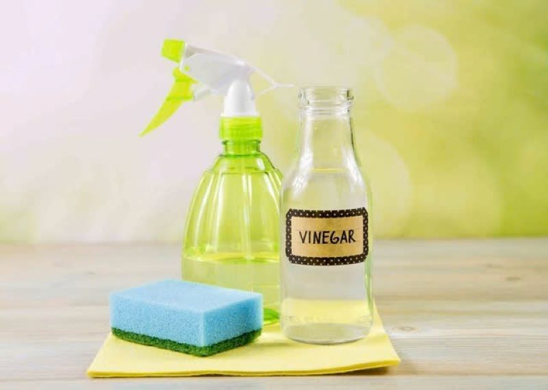 Tẩy vết sơn với nước giấm