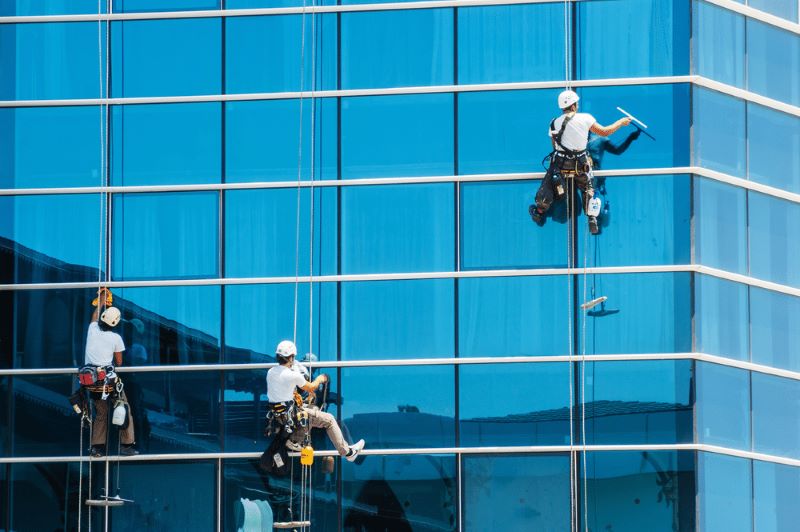 Vì sao cần vệ sinh kính nhà cao tầng định kỳ?