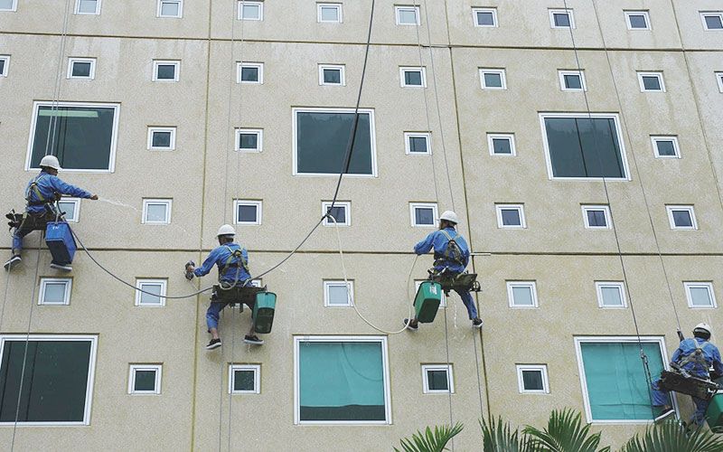 Vệ sinh kính nhà cao tầng chuẩn hiện nay