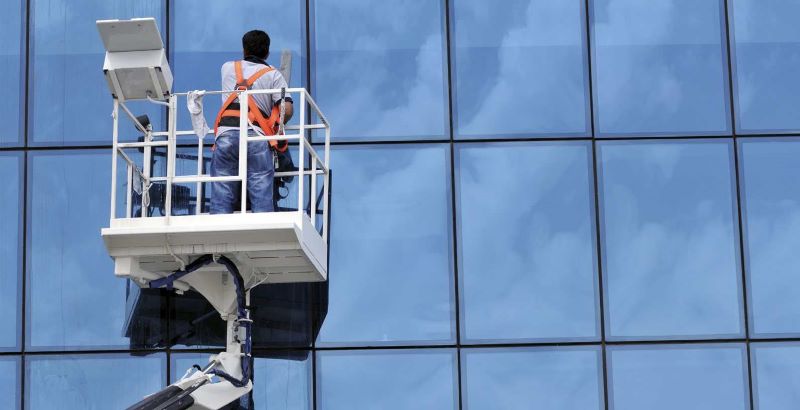 Những điều cần lưu ý khi lau kính nhà cao tầng