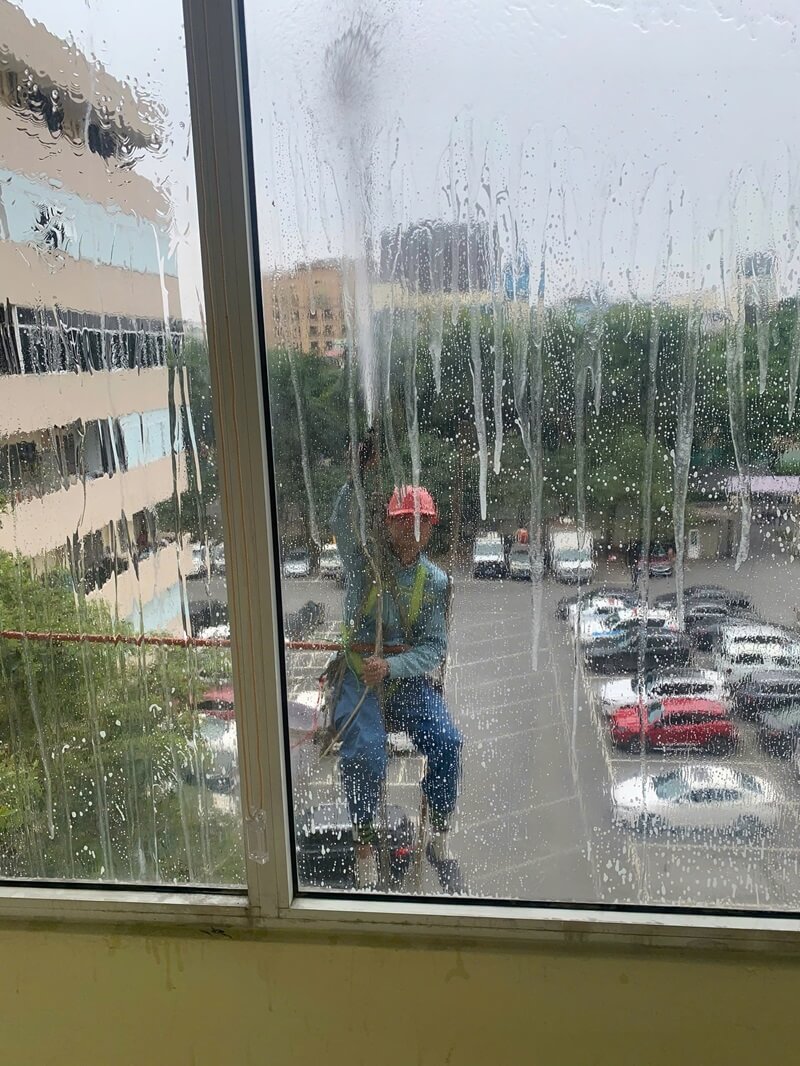 Vệ sinh kính toà nhà đầy đủ các bước Vệ sinh kính toà nhà đầy đủ các bước