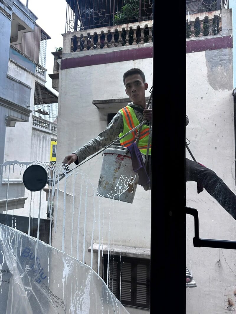 Vệ sinh làm sạch hoàn toàn mặt ngoài của kính Vệ sinh làm sạch hoàn toàn mặt ngoài của kính