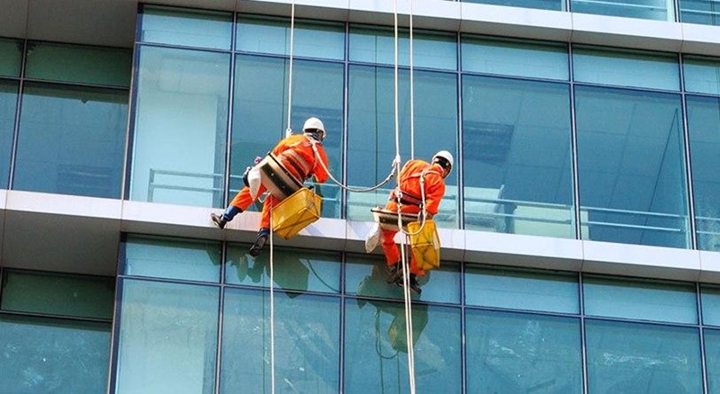 Lưu ý khi tự vệ sinh kính cường lực trên cao