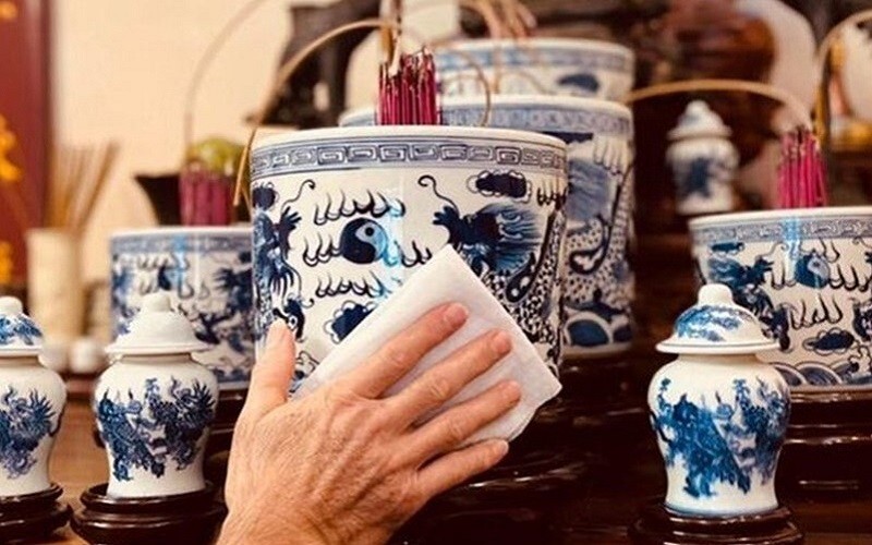 Bàn thờ được lau dọn cẩn thận, sạch sẽ, sắp xếp trang nghiêm.