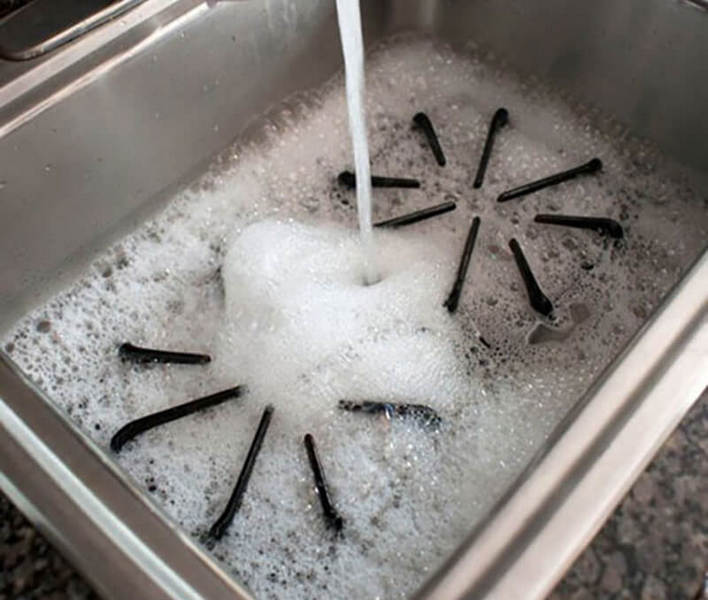 Đối với mặt bếp gas và cách làm sạch kiềng bếp gas