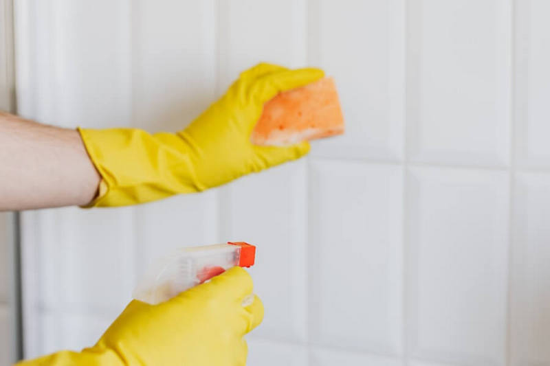 Đối với tẩy dầu mỡ trên tường bếp và tủ bếp