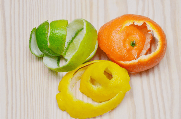 Tận dụng chanh tươi và vỏ cam, quýt để khử mùi tủ lạnh