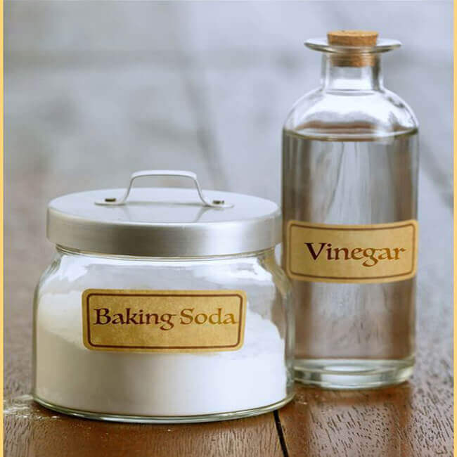 Làm sạch dầu mở trên tường bếp bằng Baking Soda và giấm