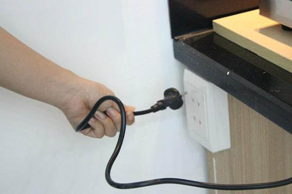 Bước đầu tiên là ngắt điện và để bếp nguội hoàn toàn